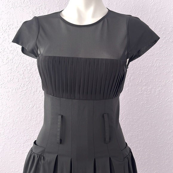 ALICE & OLIVIA ELEGANT BLACK MINI DRESS WITH FITTED SILHOUETTE AND PLEATS - Picture 5 of 11